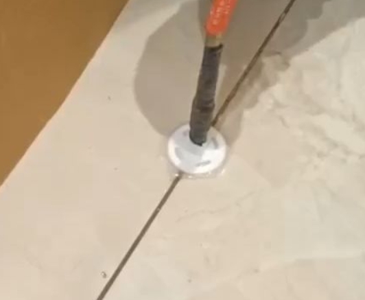 无锡市瓷砖空鼓维修公司专业解答瓷砖在铺贴过程中，如果没有涂抹均匀到位的粘结材料（如水泥砂浆或瓷砖胶），可能会导致以下问题