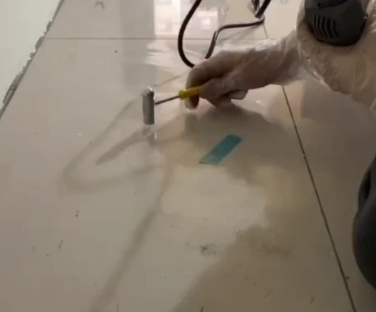 无锡市瓷砖开裂维修公司专业分享瓷砖在铺贴前如果没有沥干水分，将会导致以下问题